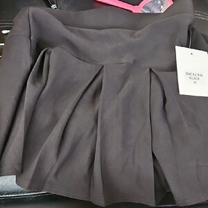 Chic Black Pleated Mini Skirt